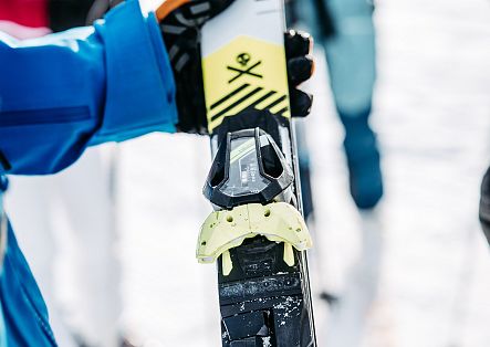 Ein Skiguide erklärt, wie die Skibindung funktioniert.