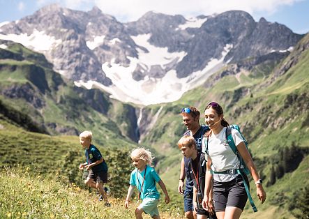 mobile-familienwanderung-in-warth-schroecken-43