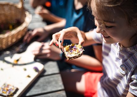 mobile-gefuehrte-kinder-kraeuterwanderung-48