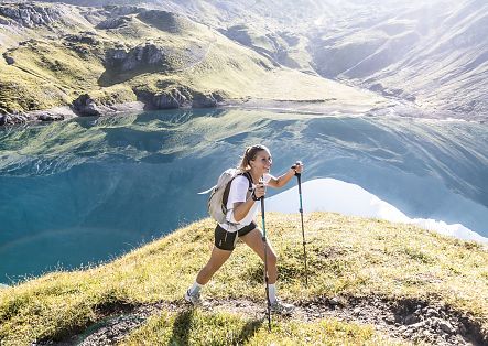 A participant of the Seven Summits Tour is standing at Butzensee.