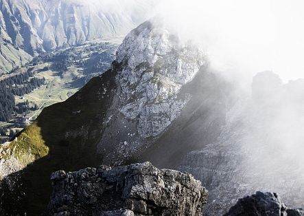 Nebel zieht langsam über die Berge.