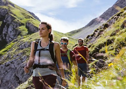 Eine Wandergruppe erkundet die alpine Bergwelt und genießt die frische Höhenluft.