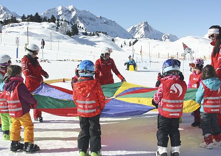 mobile-spielerisch-skifahren-lernen-mit-der-skischule-salober-schroecken-c-anita-wiethuechter-skilifte-schroecken-strolz-gmbh-