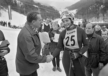 Wiltrud Drexel im Zielbereich einer Skiabfahrt.