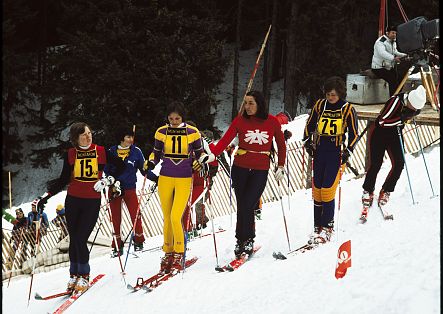 Wiltrud Drexel beim Skitraining zusammen mit anderen Kolleginnen.