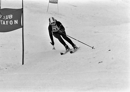 Wiltrud Drexel bei einer Skiabfahrt.