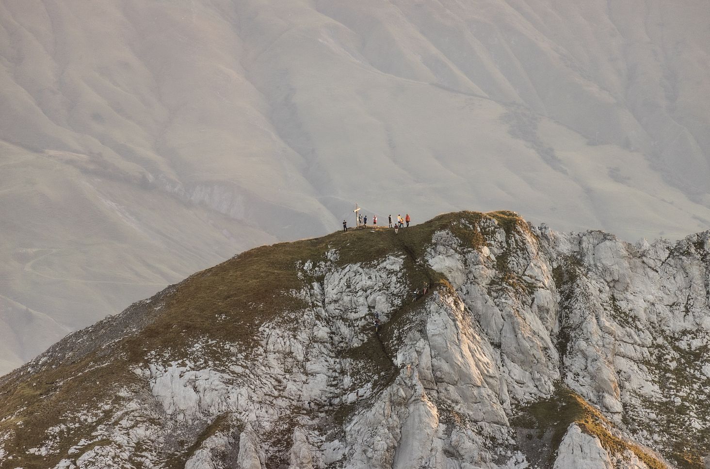 People are standing on the summit of Mohnenfluh during the Seven Summits Tour.