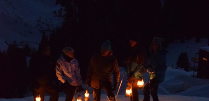 Familienfreundliche Fackelwanderung - Skischule Salober-Schröcken