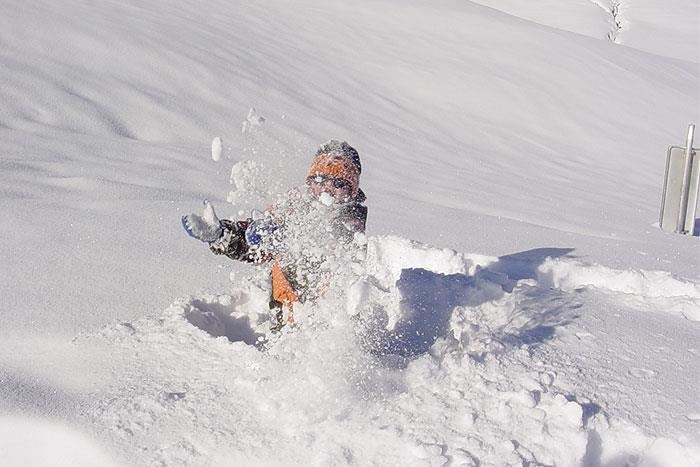 Kinder_Spielen_im_Schnee