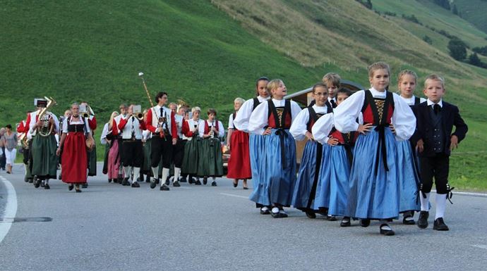 Stolze Trachtenträger | Aadla Walser Chalets