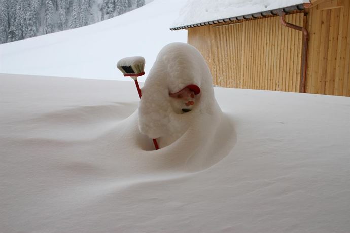 Schneemann von Schneesturm eingehüllt