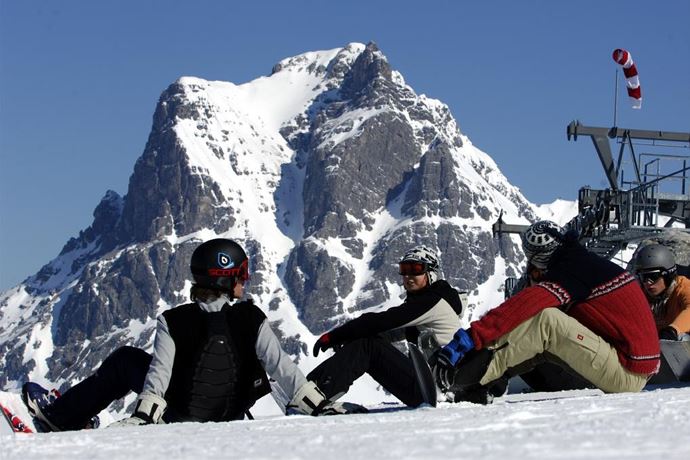 Saloberjet mit Snowboard Blick auf Widderstein