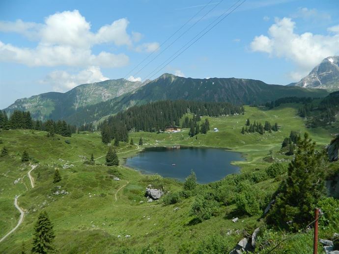 Blick auf den Körbersee und Hotel