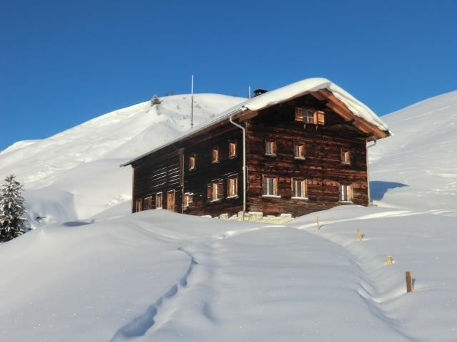 Untere Widdersteinhütte mit Neuschnee