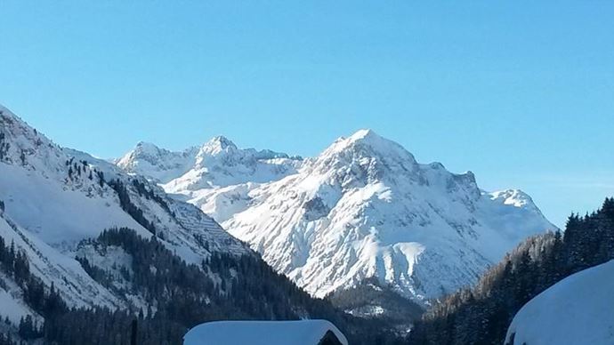 Blick ins Skigebiet Zürs mit Madloch