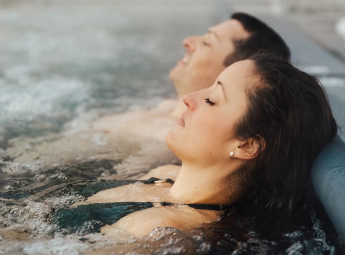 Outdoorpool mit Massageliegen