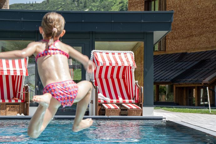 Pool mit Blick auf den Widderstein