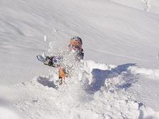 Kinder_Spielen_im_Schnee