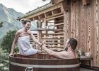großer Frischwasser-Badezuber mit Sternenblick