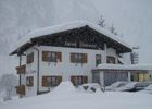 Haus Bommer bei Schneefall