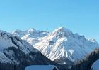Blick ins Skigebiet Zürs mit Madloch