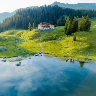From the Hochtannbergpass over the Körbersee to Lech.